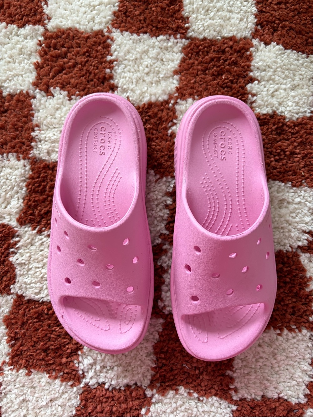 Crocs stomp pink sliders
